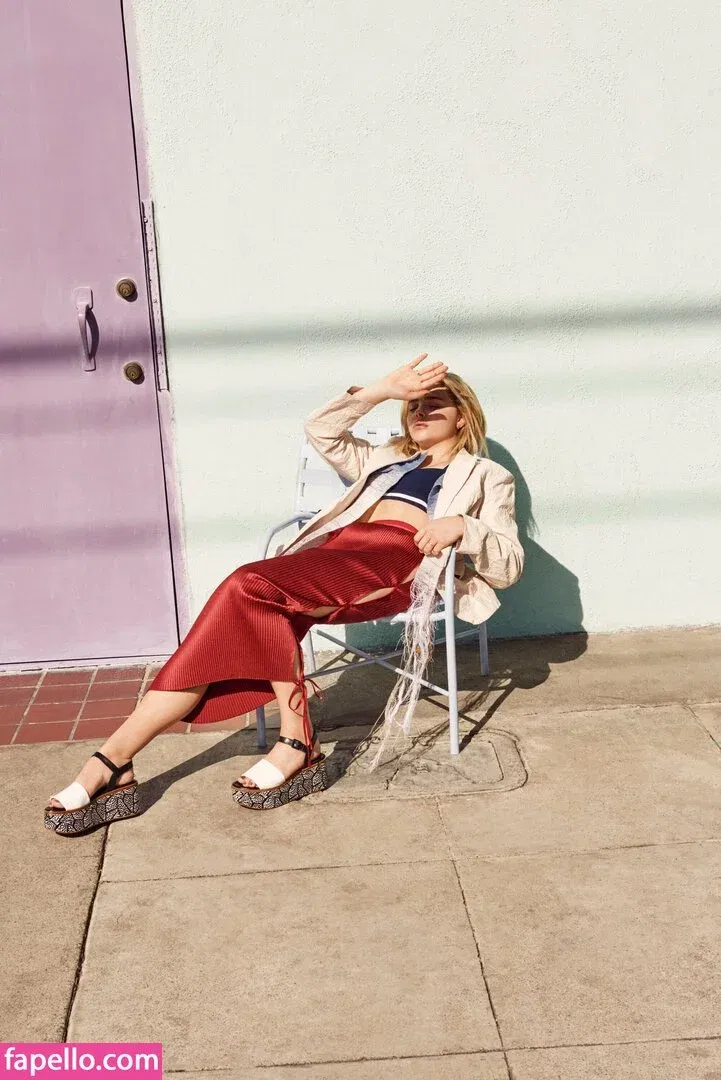 Chloë Grace Moretz / chloegmoretz / https: Onlyfans Photo Gallery 