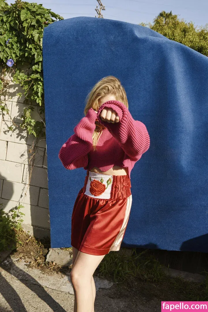 Chloë Grace Moretz / chloegmoretz / https: Onlyfans Photo Gallery 