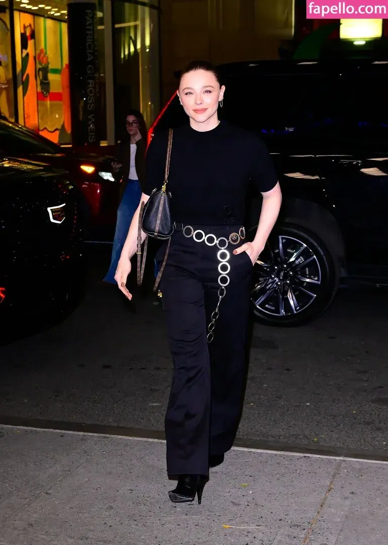 Chloë Grace Moretz / chloegmoretz / https: Onlyfans Photo Gallery 