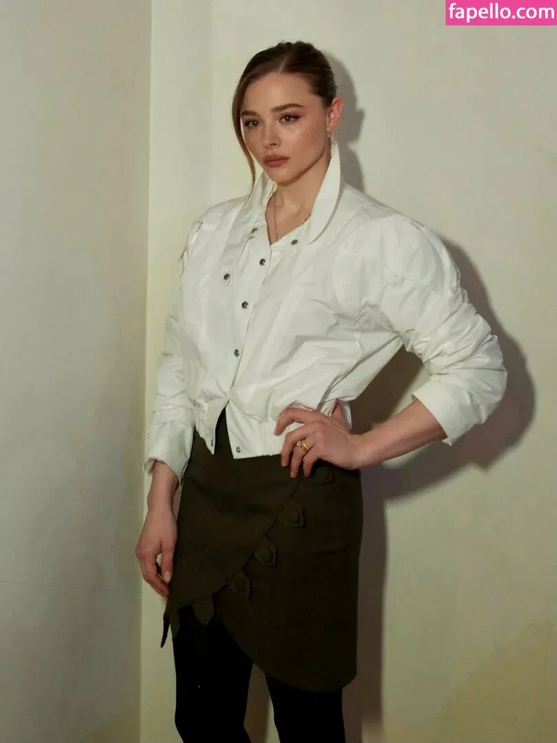 Chloë Grace Moretz / chloegmoretz / https: Onlyfans Photo Gallery 