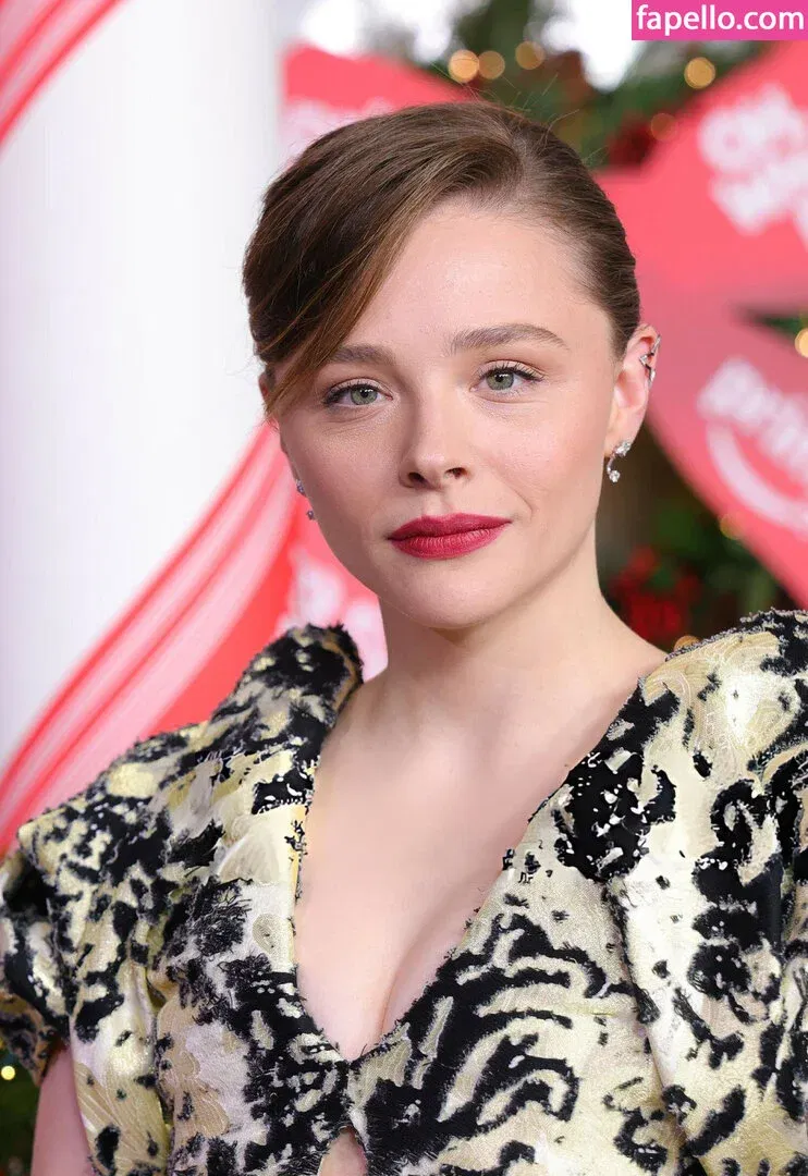 Chloë Grace Moretz / chloegmoretz / https: Onlyfans Photo Gallery 