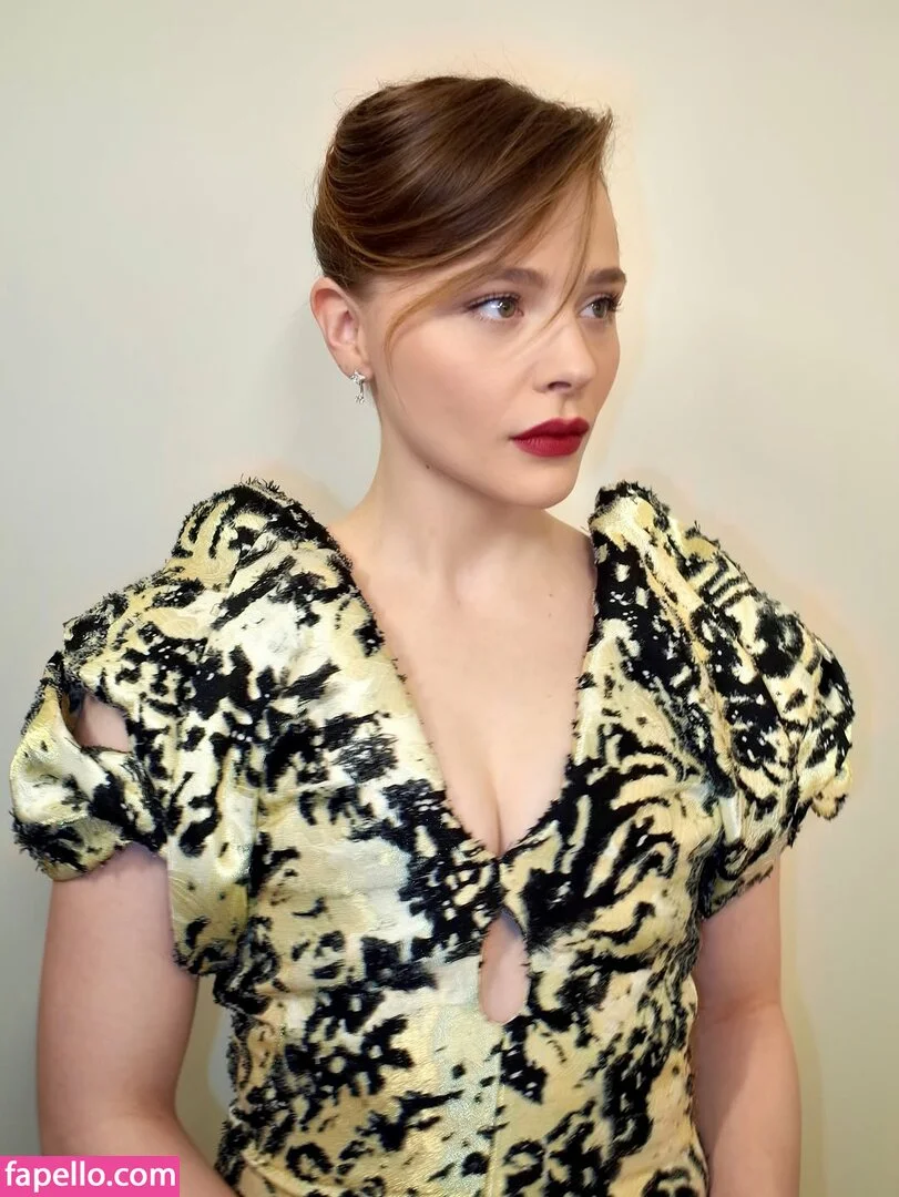 Chloë Grace Moretz / chloegmoretz / https: Onlyfans Photo Gallery 