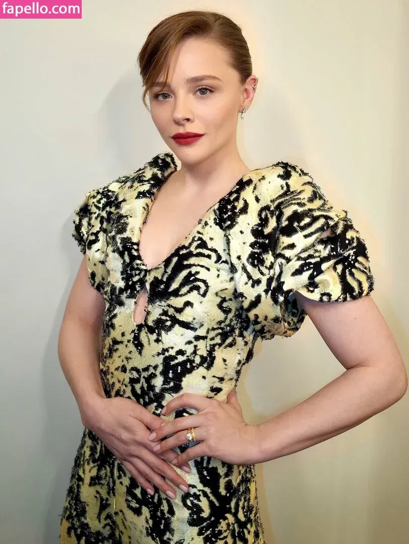 Chloë Grace Moretz / chloegmoretz / https: Onlyfans Photo Gallery 