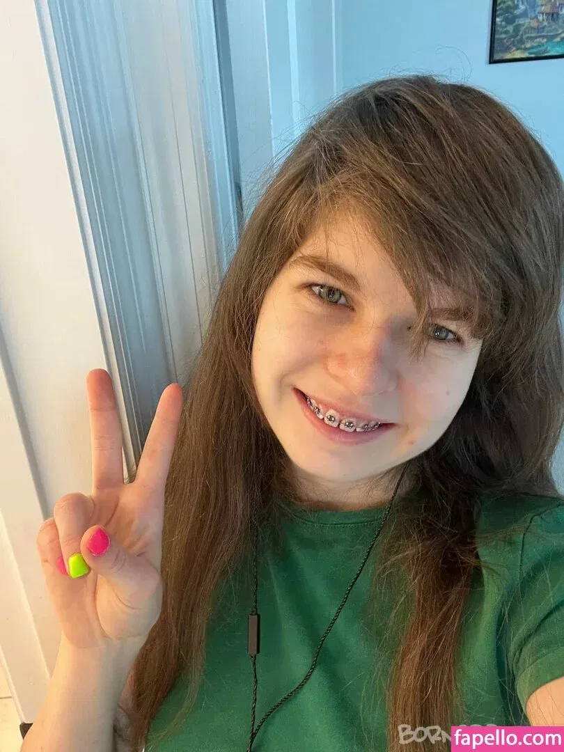 born2bscene / https: / scenegirlaya Onlyfans Photo Gallery 