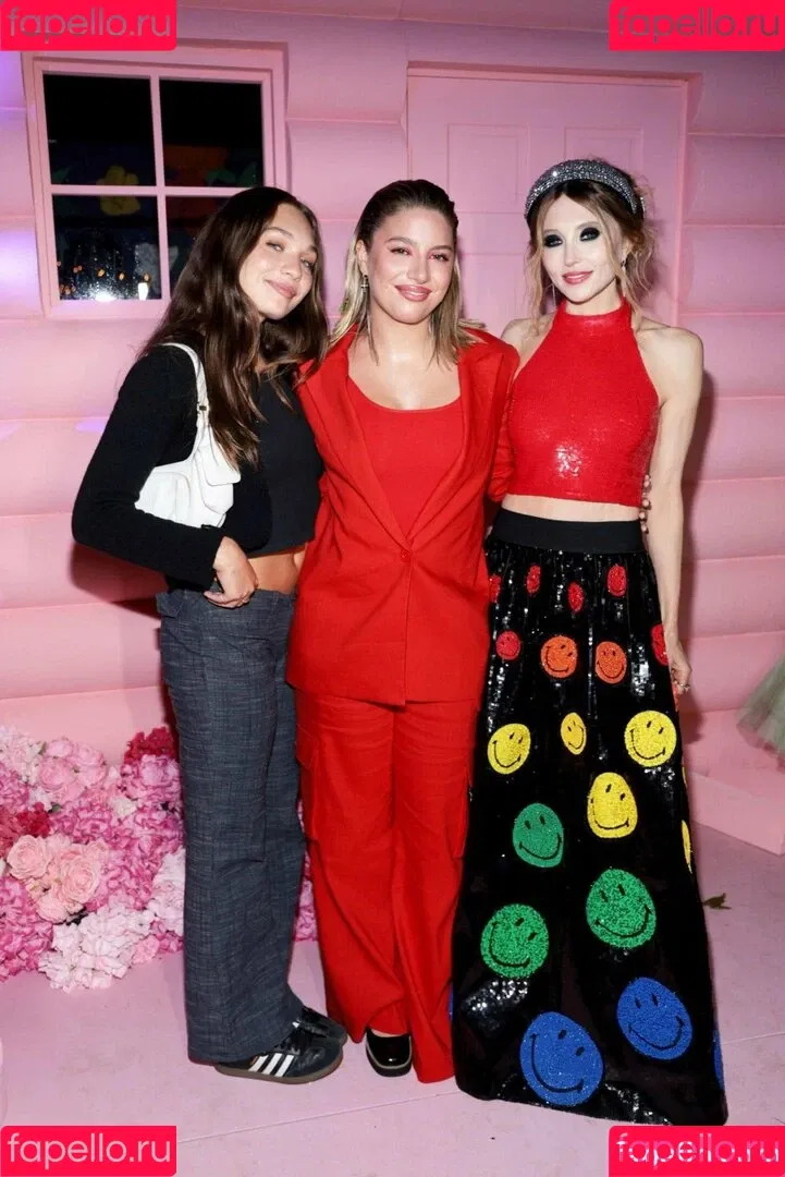 Mackenzie Ziegler / kenzie Onlyfans Photo Gallery 