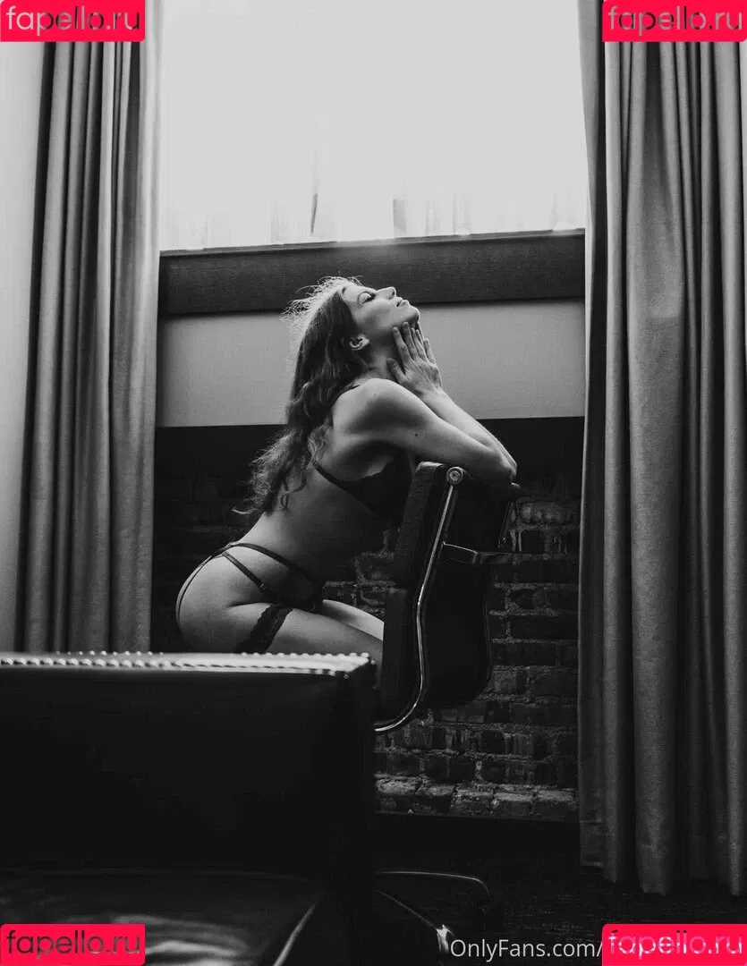 Sexyredinbed / throwanitback Onlyfans Photo Gallery 