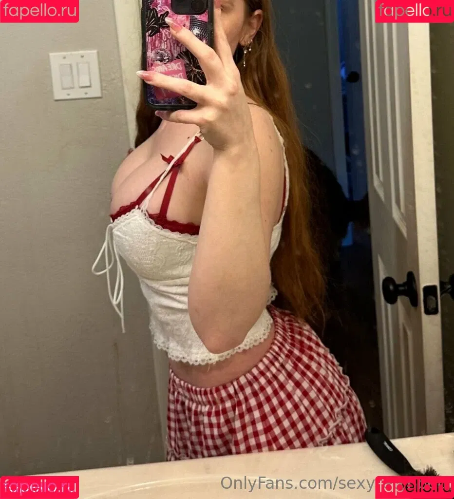 Sexyredinbed / throwanitback Onlyfans Photo Gallery 