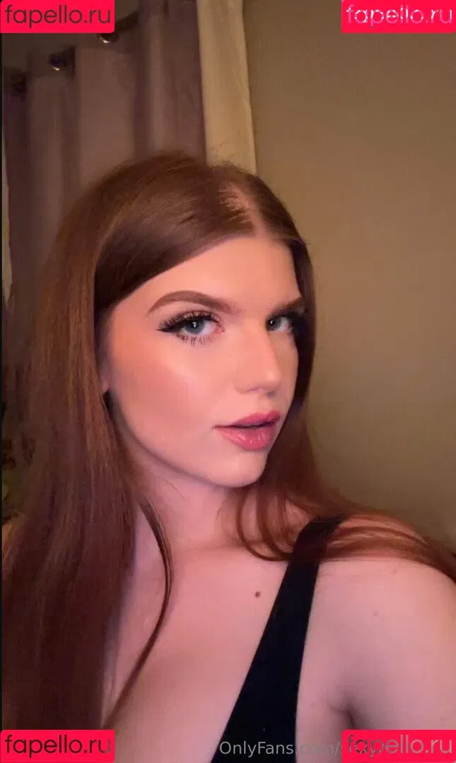 Sexyredinbed / throwanitback Onlyfans Photo Gallery 