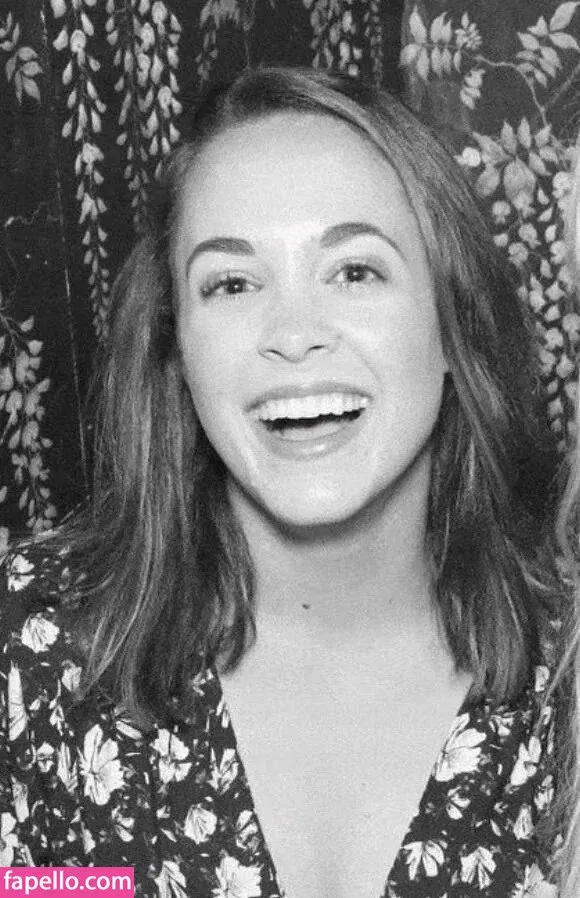 Natalie Gold / natalygold / nattiegold Onlyfans Photo Gallery 