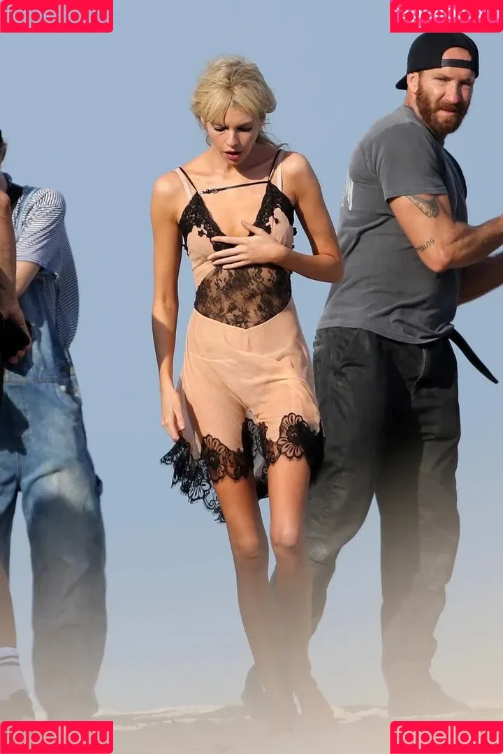 Stella Maxwell / stellamaxwell Onlyfans Photo Gallery 