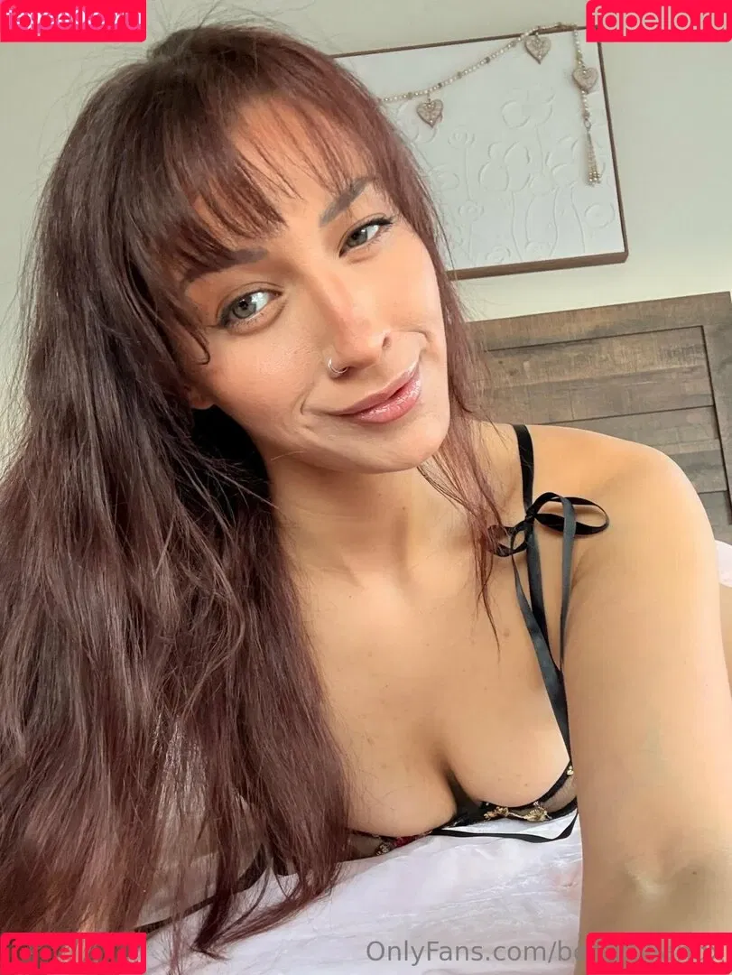 Bella Rolland / bellarollandx / bitchbellarolland Onlyfans Photo Gallery 