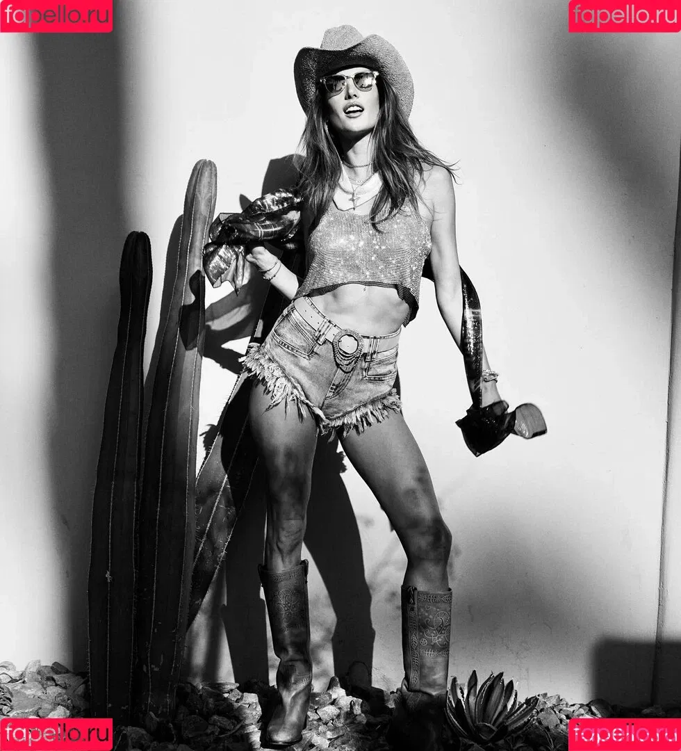 Alessandra Ambrosio / aleambrosio / alelovesanja / alessandraambrosio Onlyfans Photo Gallery 