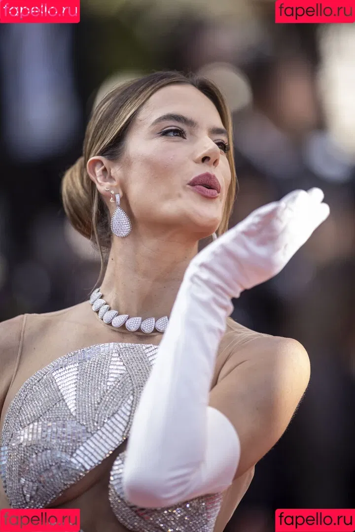Alessandra Ambrosio / aleambrosio / alelovesanja / alessandraambrosio Onlyfans Photo Gallery 