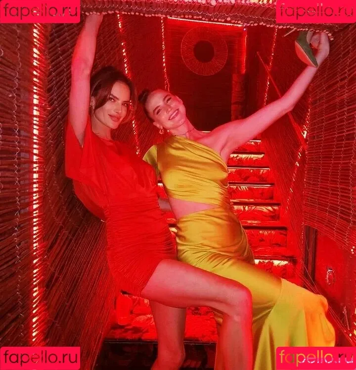 Alessandra Ambrosio / aleambrosio / alelovesanja / alessandraambrosio Onlyfans Photo Gallery 