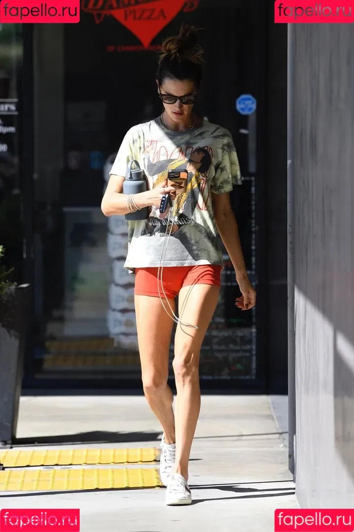 Alessandra Ambrosio / aleambrosio / alelovesanja / alessandraambrosio Onlyfans Photo Gallery 