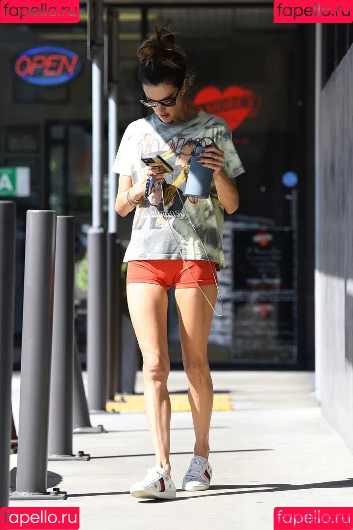 Alessandra Ambrosio / aleambrosio / alelovesanja / alessandraambrosio Onlyfans Photo Gallery 