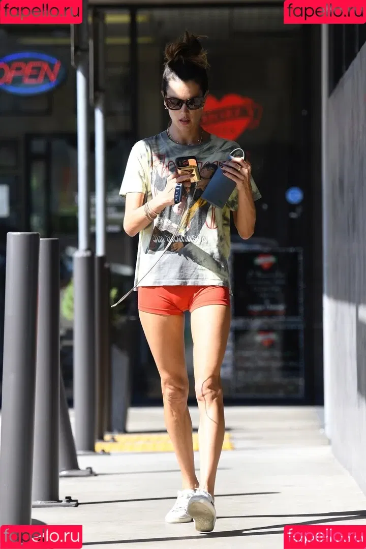 Alessandra Ambrosio / aleambrosio / alelovesanja / alessandraambrosio Onlyfans Photo Gallery 