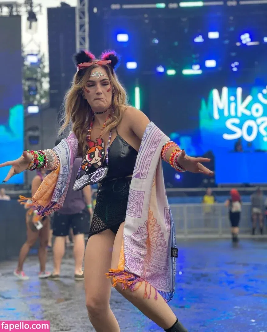 Chloe Moniz / https: / ravemumma Onlyfans Photo Gallery 