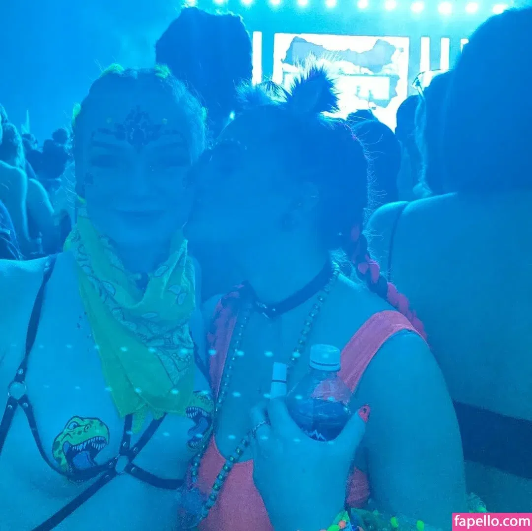 Chloe Moniz / https: / ravemumma Onlyfans Photo Gallery 