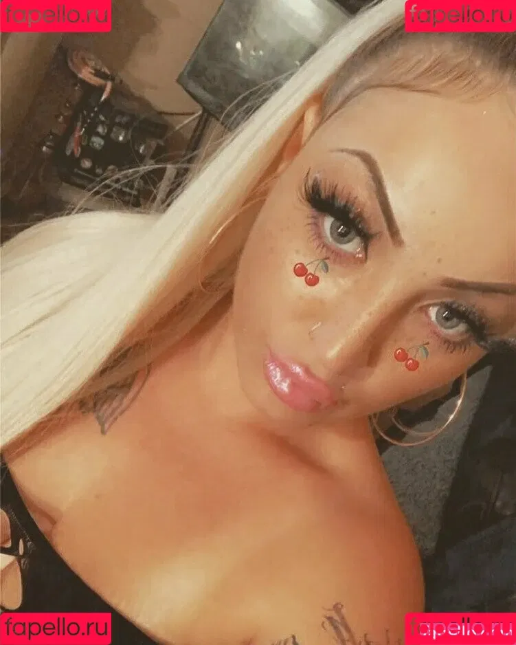 snowbunnygang420 / snowbunnysara420 Onlyfans Photo Gallery 