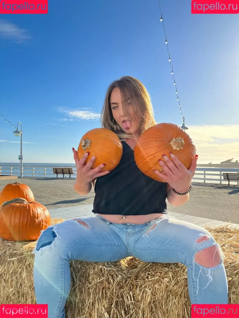 snowbunnygang420 / snowbunnysara420 Onlyfans Photo Gallery 