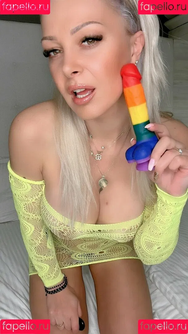 vaya_jade / victoriaa_jade Onlyfans Photo Gallery 