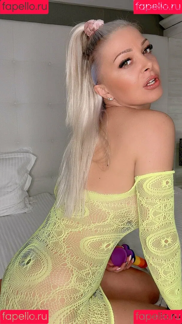 vaya_jade / victoriaa_jade Onlyfans Photo Gallery 