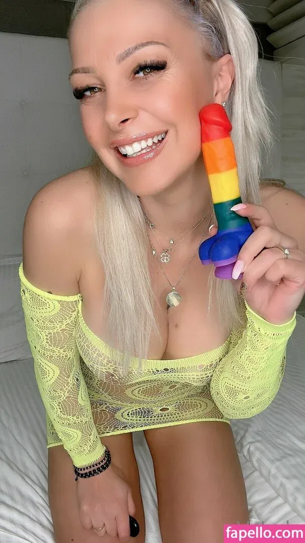 vaya_jade / victoriaa_jade Onlyfans Photo Gallery 