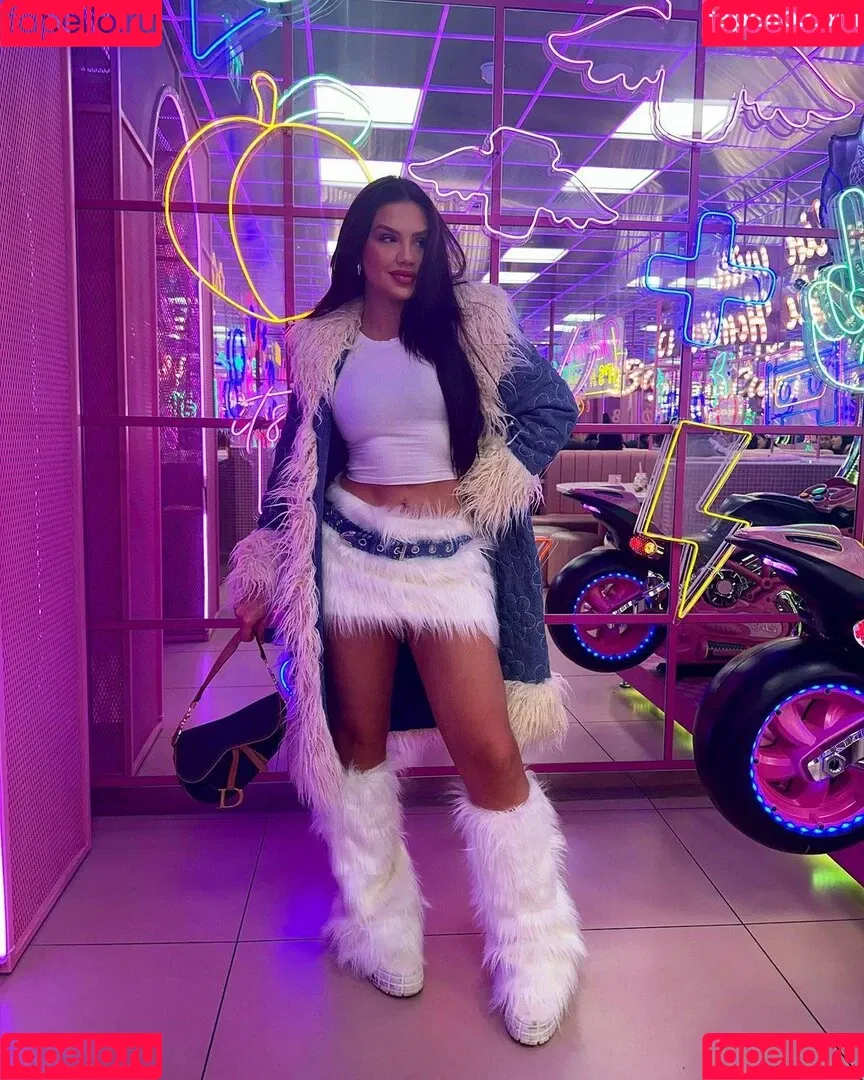 Vivi Wanderley / vivi / vivitarantino Onlyfans Photo Gallery 