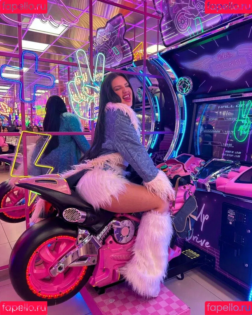 Vivi Wanderley / vivi / vivitarantino Onlyfans Photo Gallery 