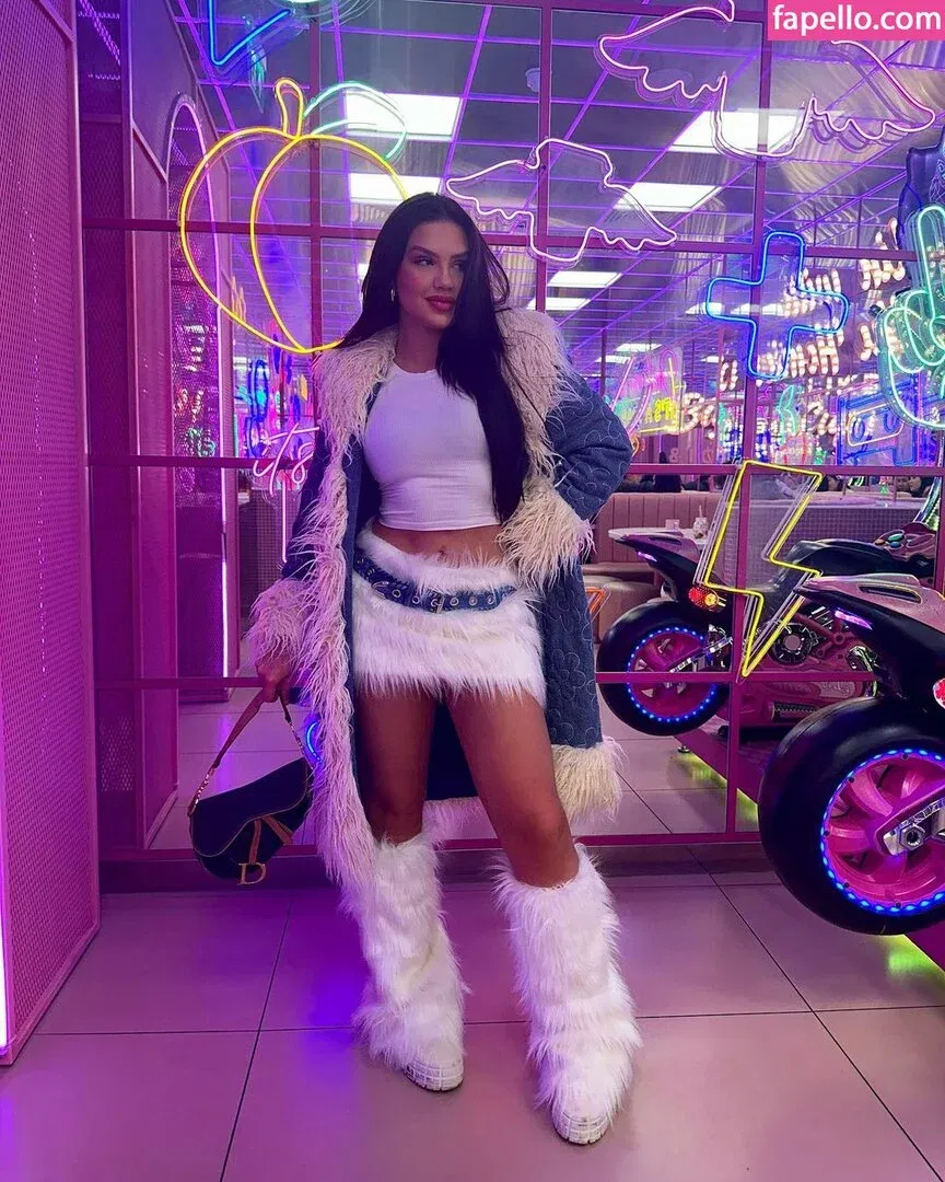 Vivi Wanderley / vivi / vivitarantino Onlyfans Photo Gallery 