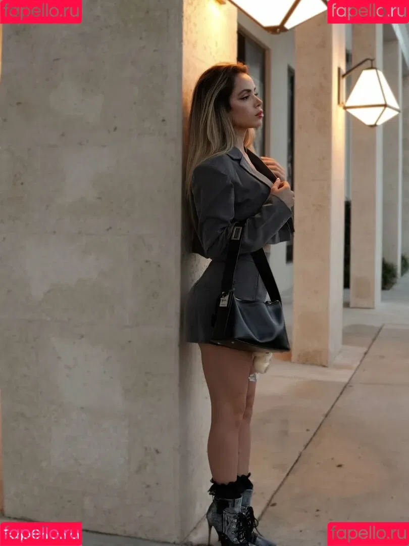 Cloe Greco / cloegreco / clowi Onlyfans Photo Gallery 