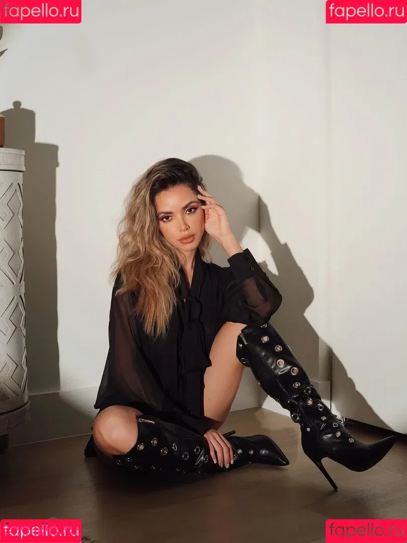 Cloe Greco / cloegreco / clowi Onlyfans Photo Gallery 