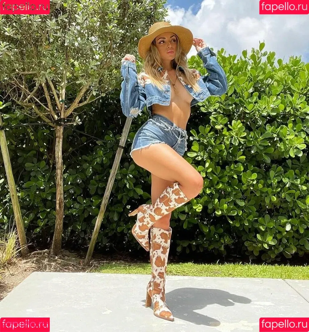 Cloe Greco / cloegreco / clowi Onlyfans Photo Gallery 