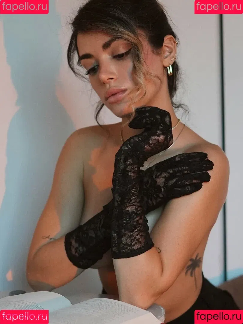 Cloe Greco / cloegreco / clowi Onlyfans Photo Gallery 