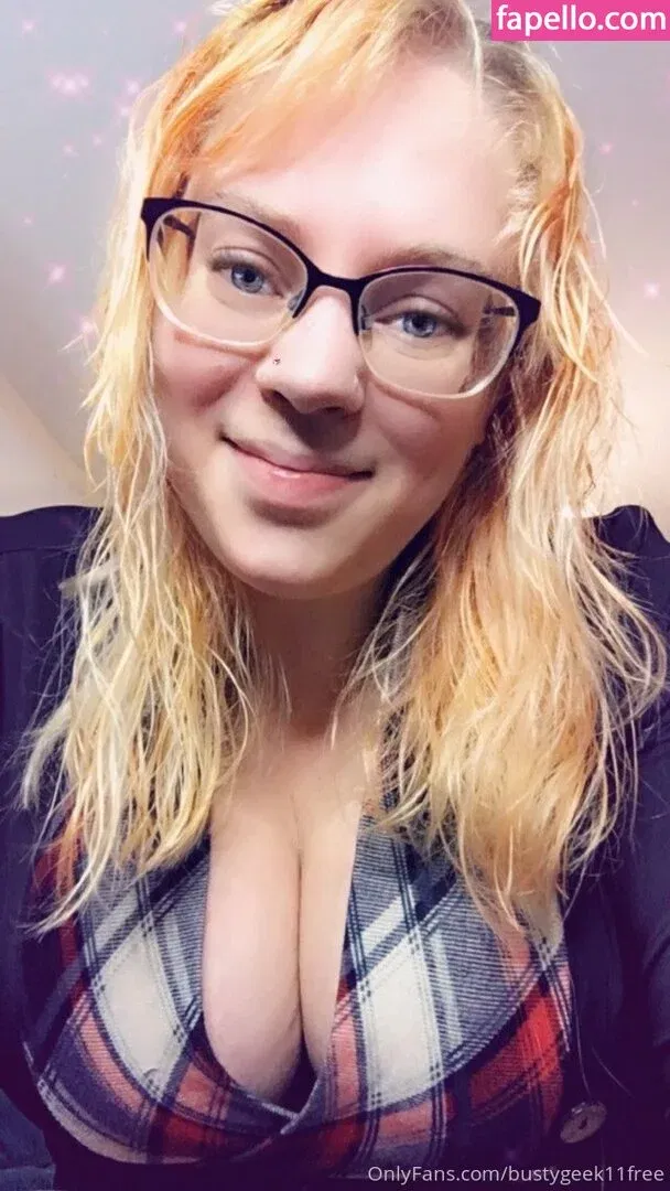 bustygeek / bustygeek11free Onlyfans Photo Gallery 