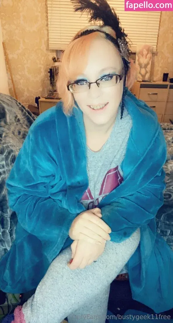 bustygeek / bustygeek11free Onlyfans Photo Gallery 