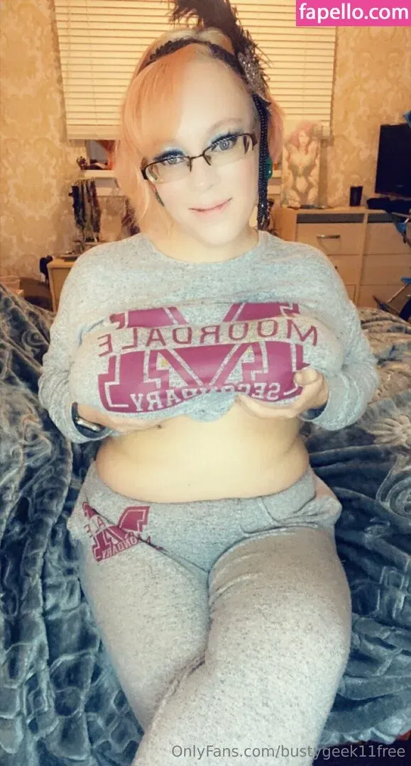 bustygeek / bustygeek11free Onlyfans Photo Gallery 