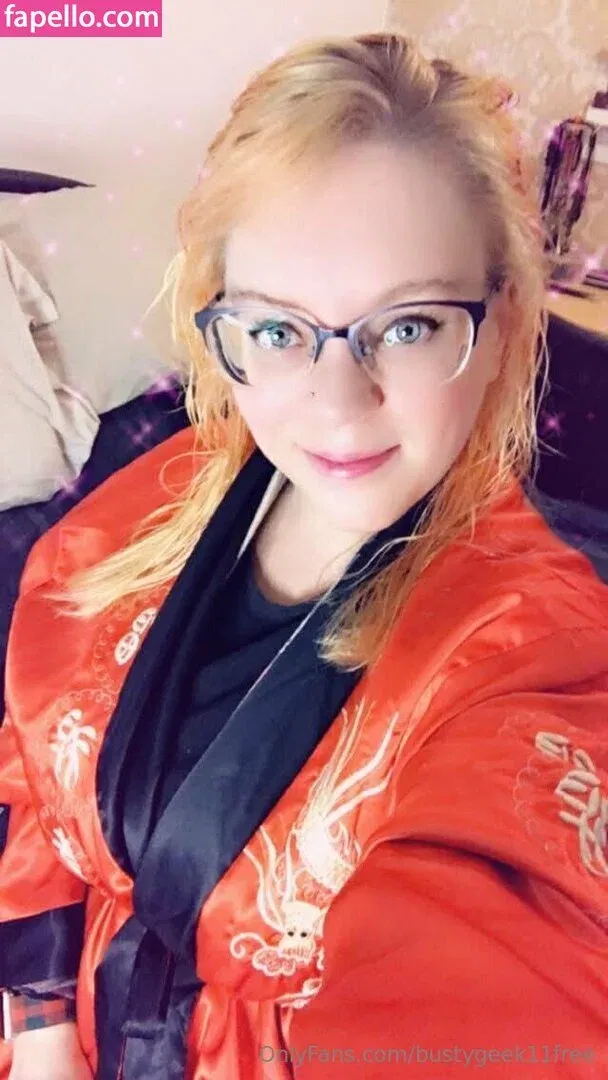 bustygeek / bustygeek11free Onlyfans Photo Gallery 