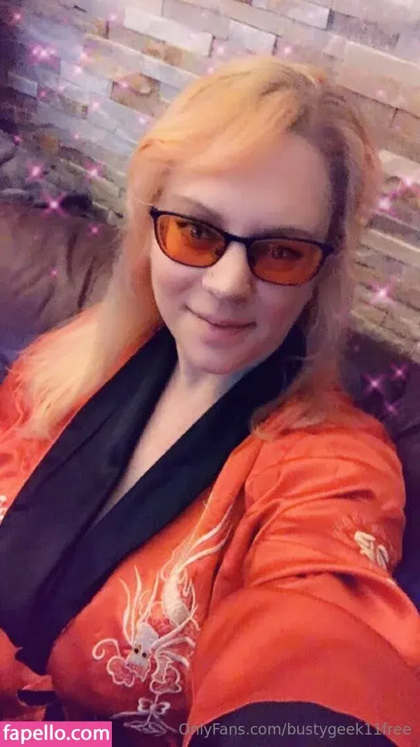 bustygeek / bustygeek11free Onlyfans Photo Gallery 