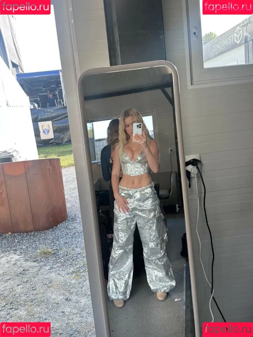 Zara Larsson / zaralarsson Onlyfans Photo Gallery 