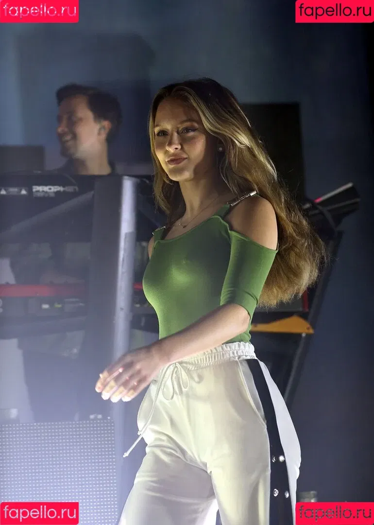 Zara Larsson / zaralarsson Onlyfans Photo Gallery 