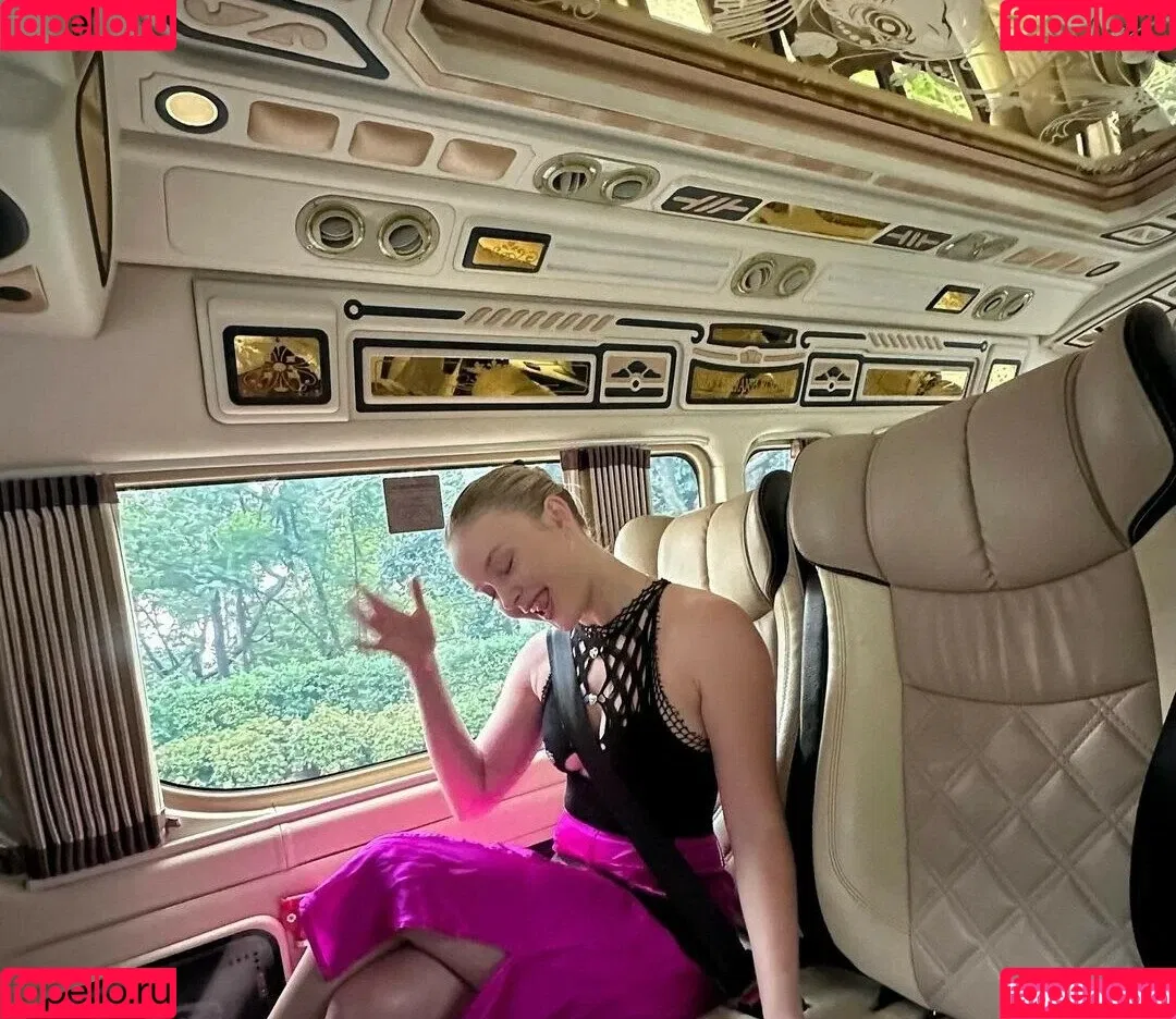 Zara Larsson / zaralarsson Onlyfans Photo Gallery 