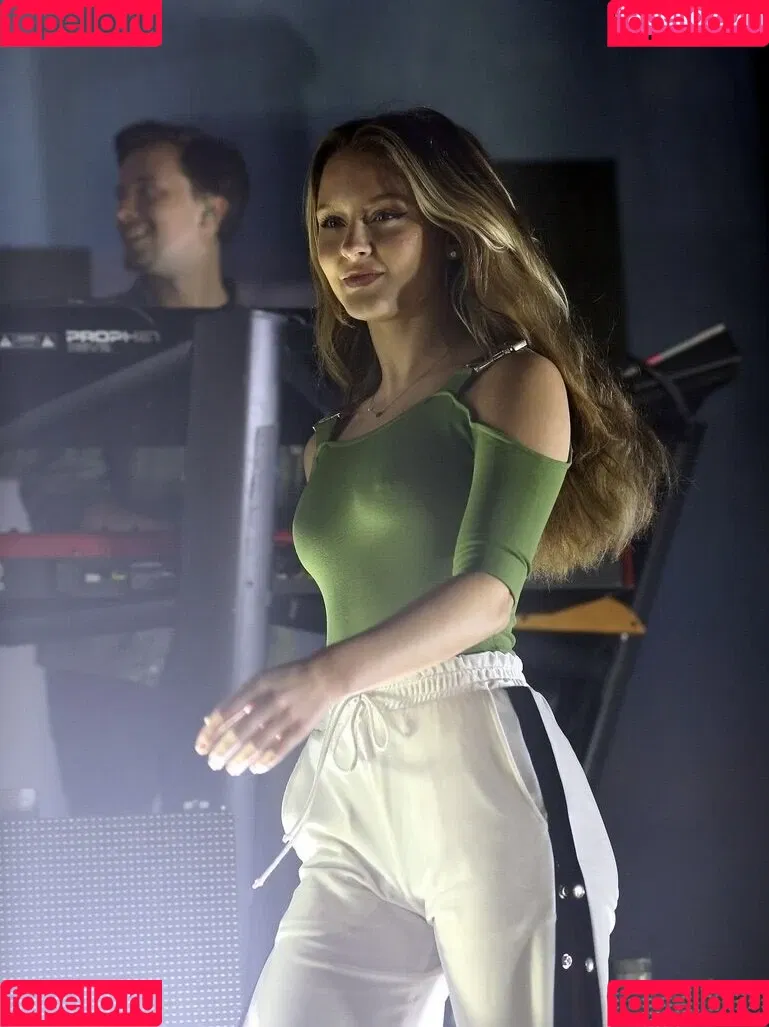 Zara Larsson / zaralarsson Onlyfans Photo Gallery 