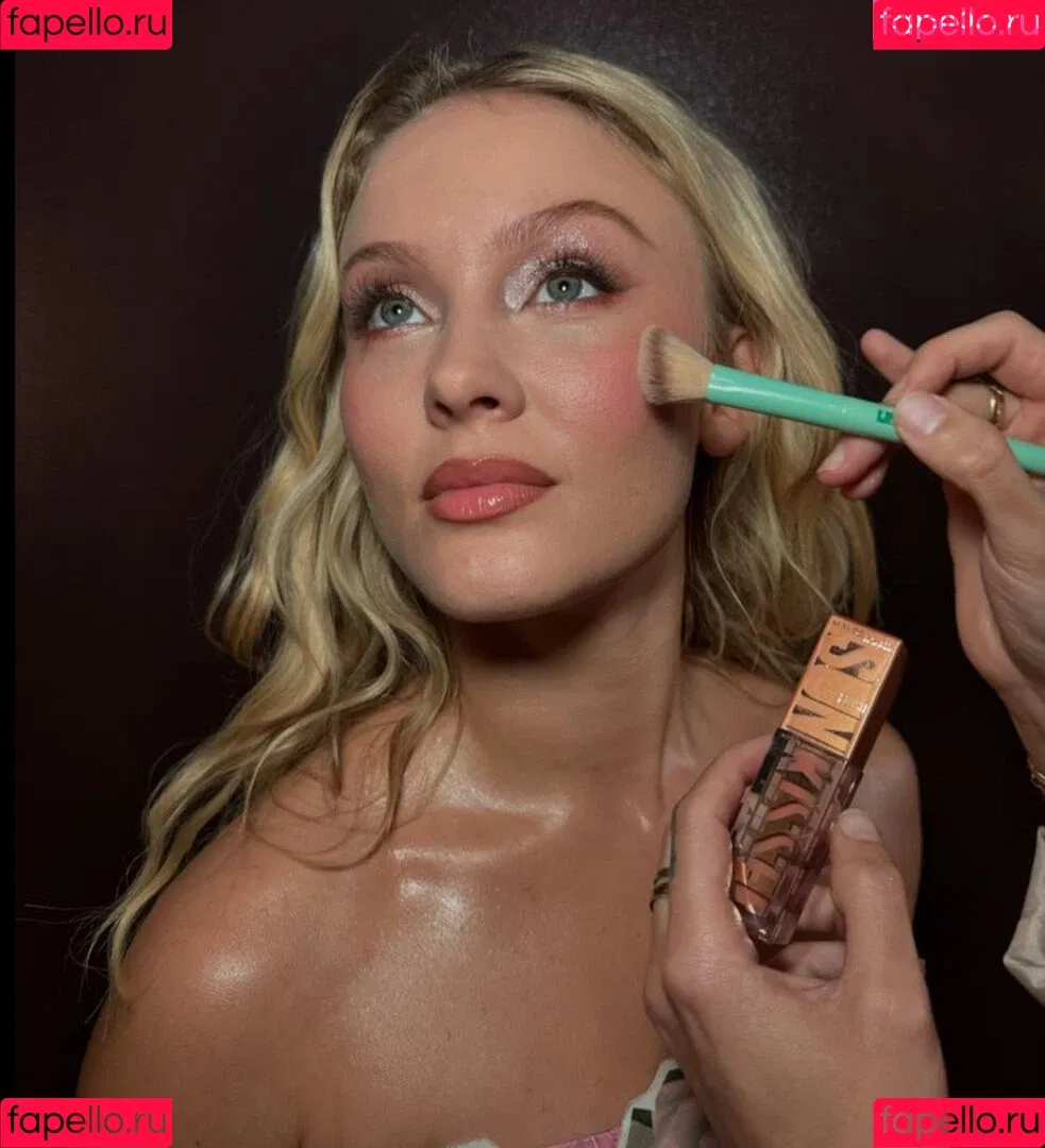 Zara Larsson / zaralarsson Onlyfans Photo Gallery 
