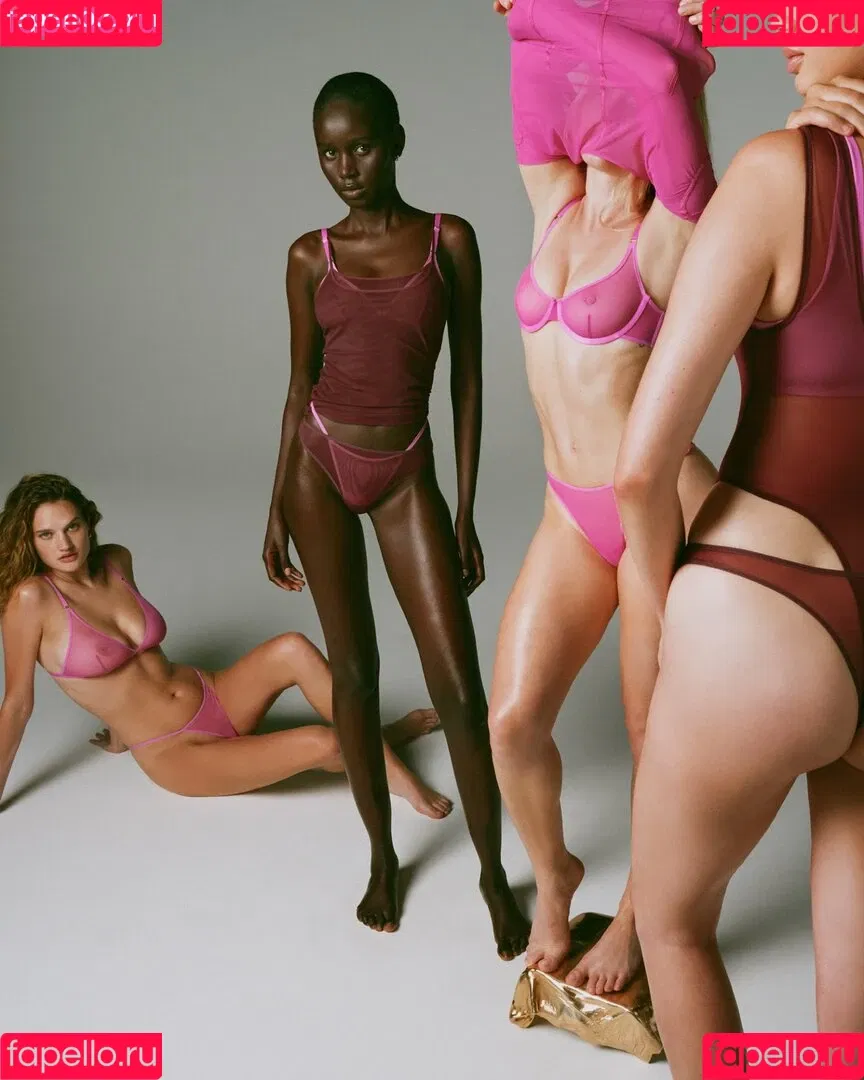 Zara Larsson / zaralarsson Onlyfans Photo Gallery 