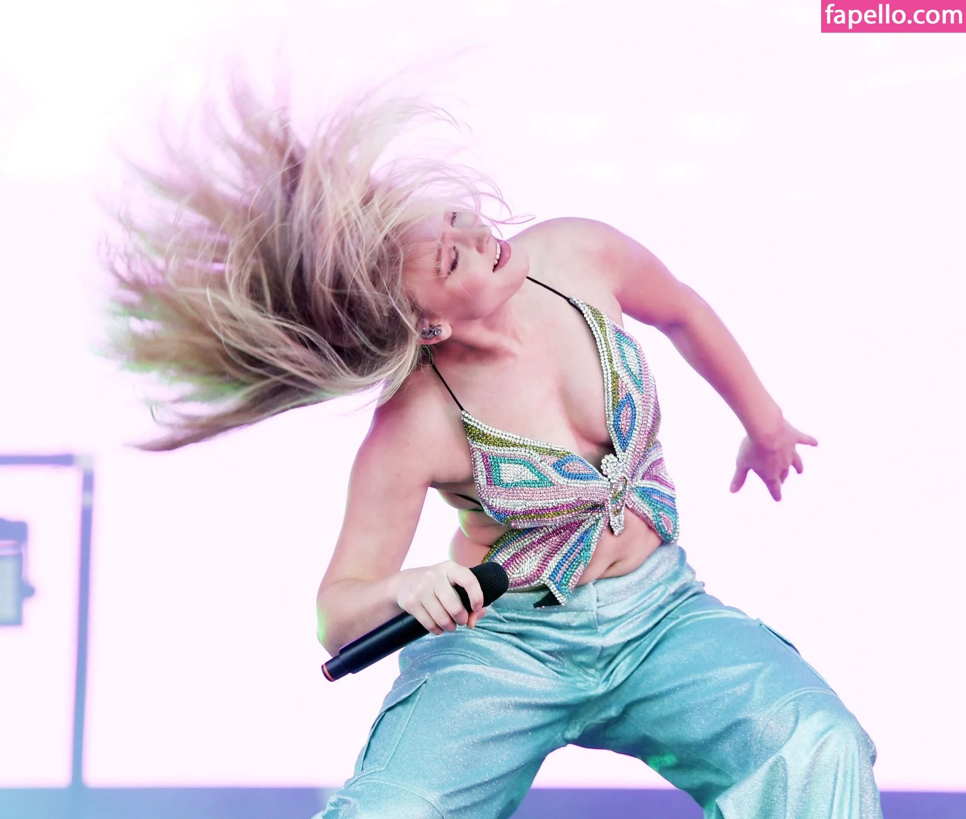 Zara Larsson / zaralarsson Onlyfans Photo Gallery 