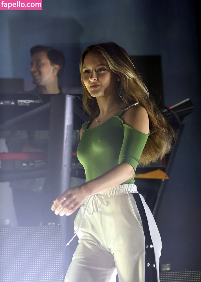 Zara Larsson / zaralarsson Onlyfans Photo Gallery 