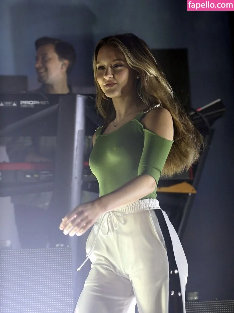 Zara Larsson / zaralarsson Onlyfans Photo Gallery 