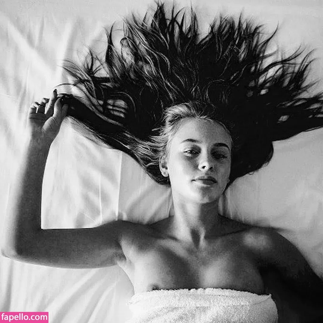 Zara Larsson / zaralarsson Onlyfans Photo Gallery 